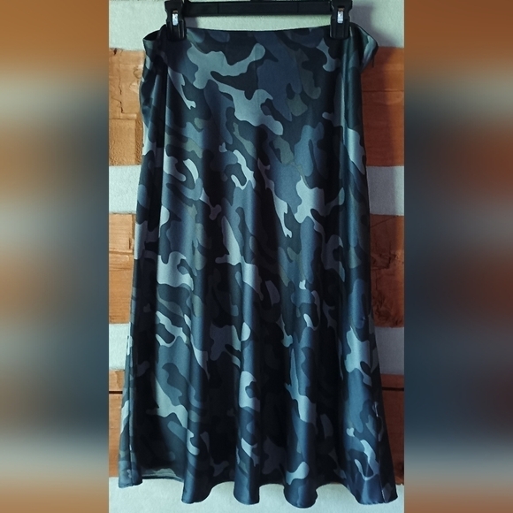 Express Dresses & Skirts - NEW Express Y2K NWT camo slip skirt with side zipper streetwear size large